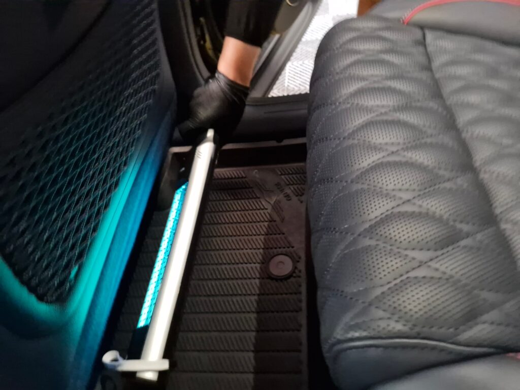 G70 시트 뒤 수납망과 고무 발판 가까이에 놓인 휴대형 광원 장비