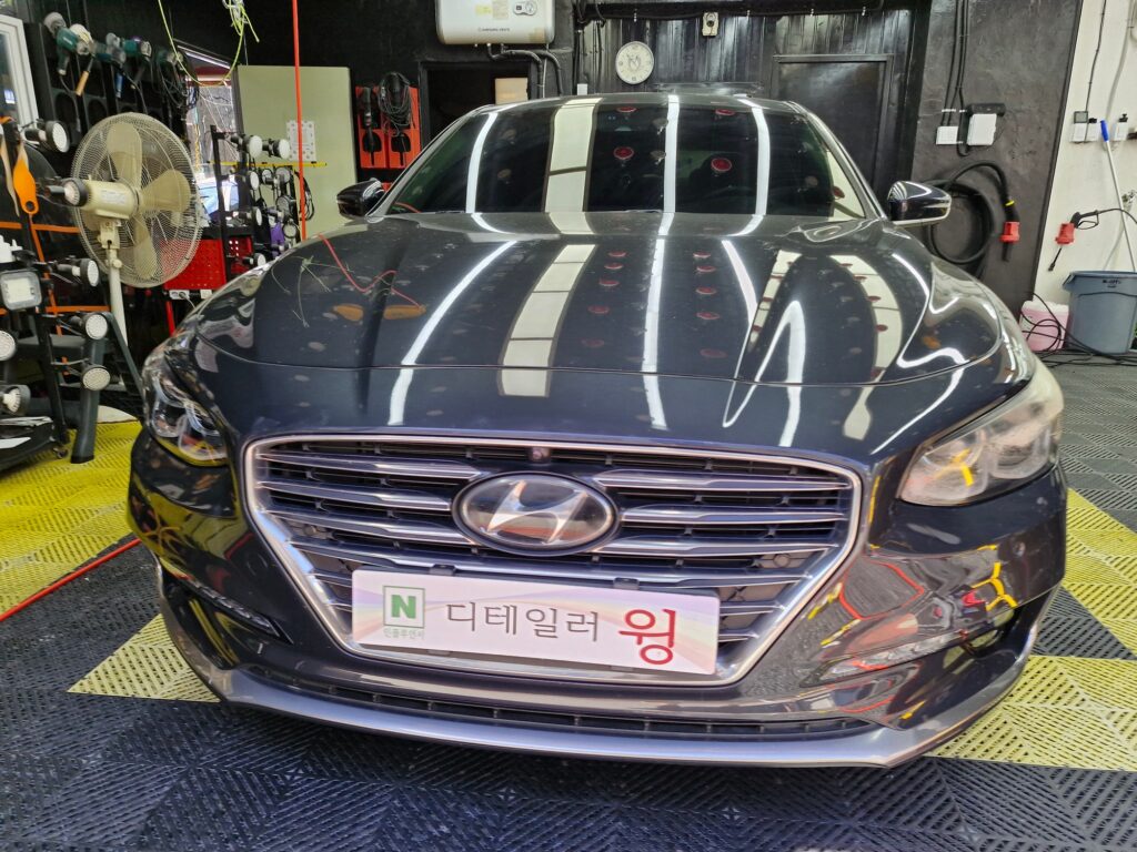 검은색 그랜저 전면과 양쪽 헤드램프를 함께 촬영한 모습